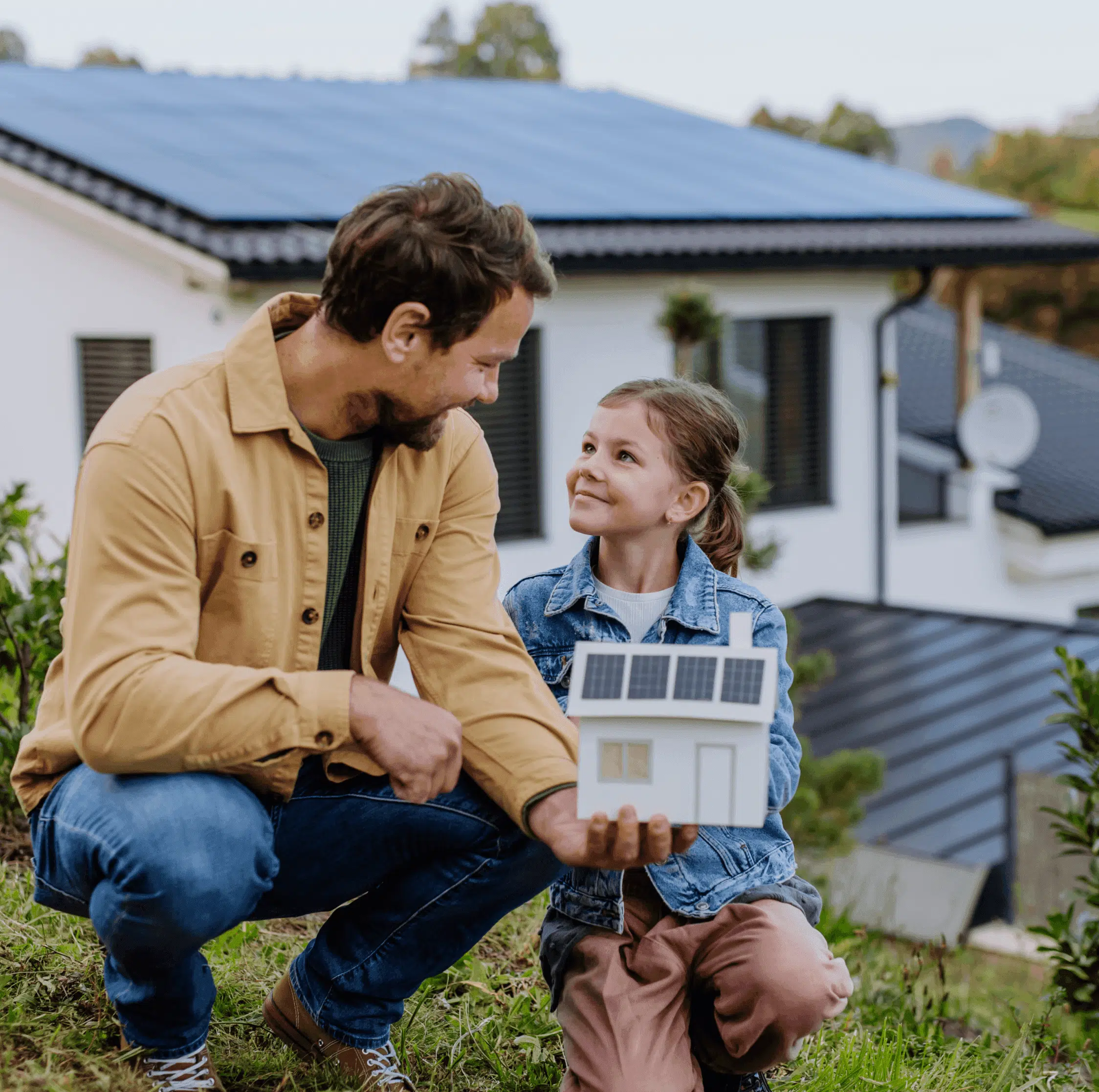 Krone Sonne Familie, Vater, Kind, Photovoltaik, Haus, Dach, Energielösung, Energiemonitoring